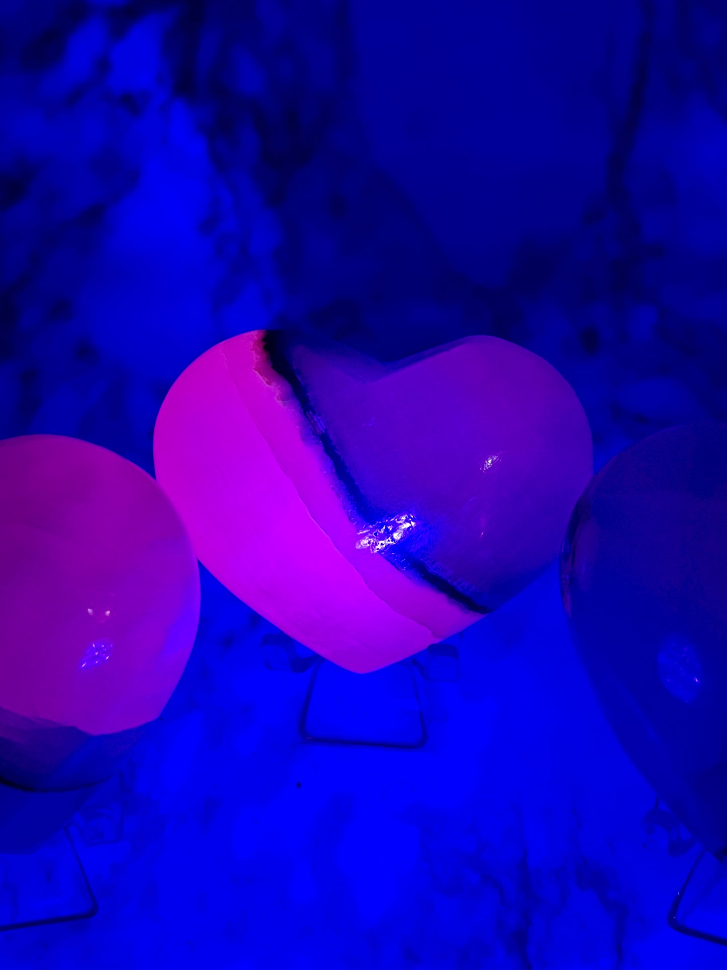 UV-Reactive Smokey-Pink Mangano Heart