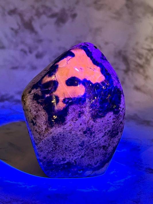 UV-Reactive Lazurite Freeform