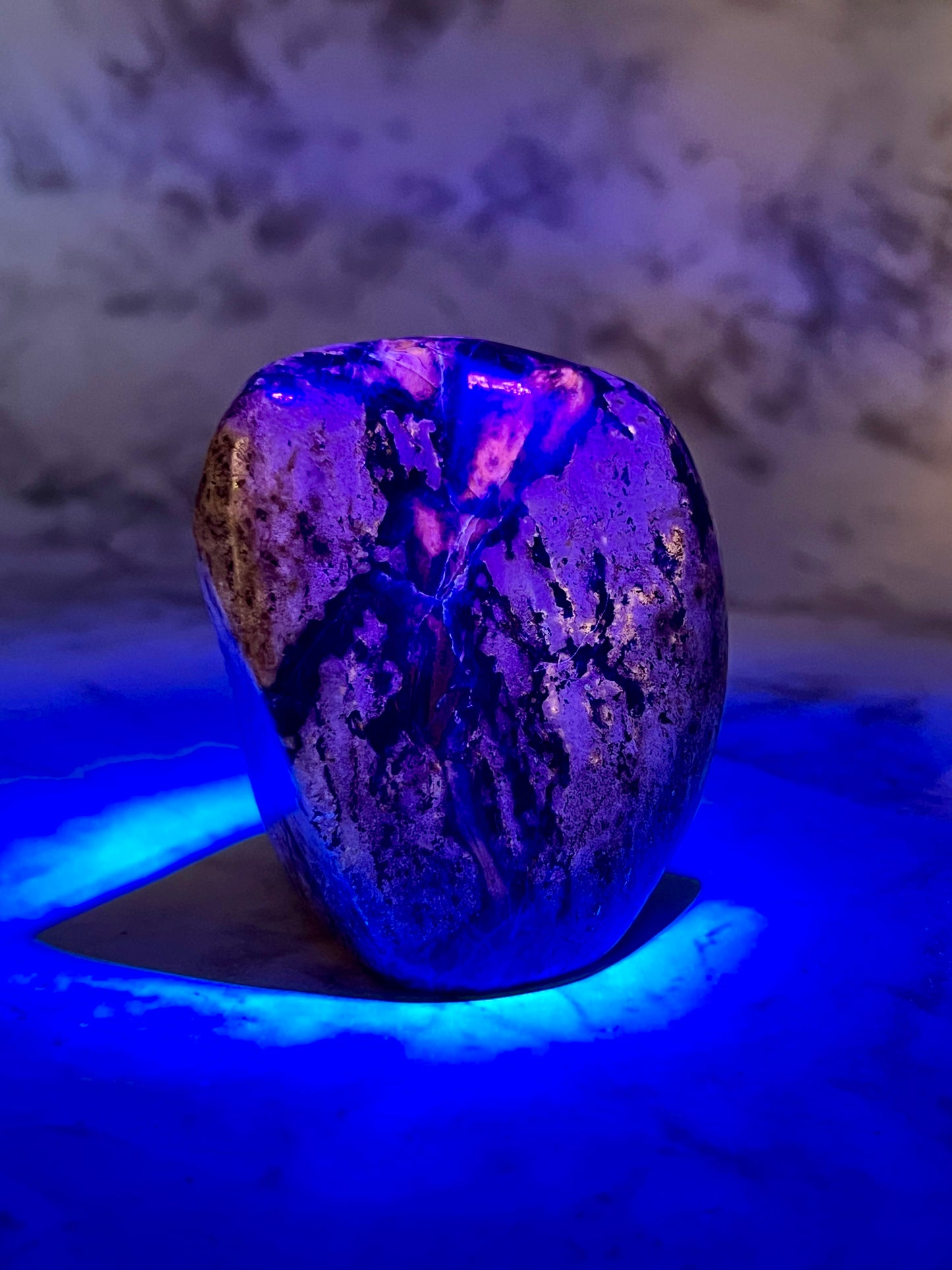 UV-Reactive Lazurite Freeform