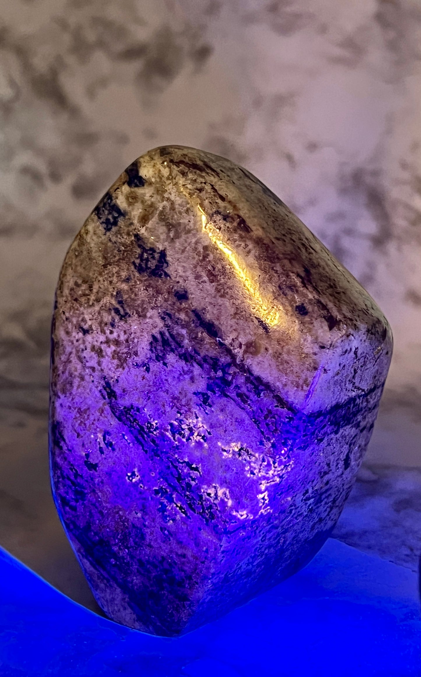 UV-Reactive Lazurite Freeform